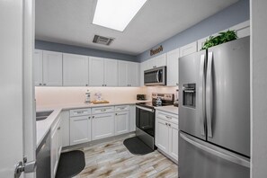 Fridge, microwave, oven, stovetop - 1st Floor 2 Bedroom Brigadune on Shore Drive (Myrtle Beach)