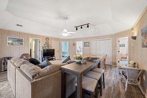 Living area - 4 Bedroom Cottage in the Shore Drive section (Myrtle Beach)