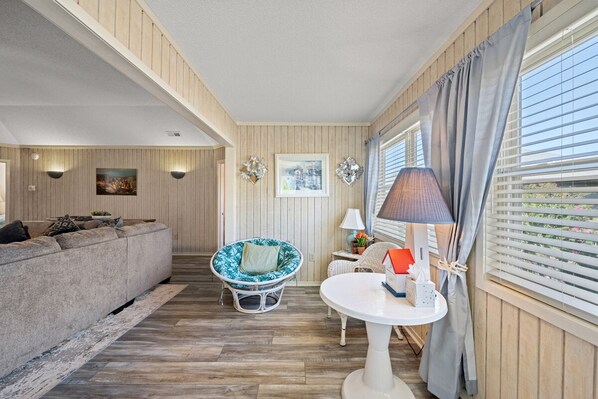 Living area - 4 Bedroom Cottage in the Shore Drive section (Myrtle Beach)