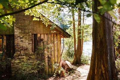 Cozy lakeside cabin! Rustic retreat w/ private dock- Pet Friendly!