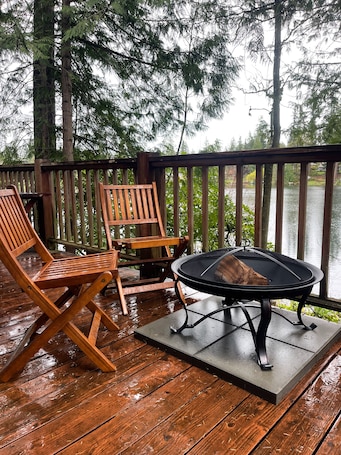 Parco della struttura. Cozy lakeside cabin! Rustic retreat w/ private dock- Pet Friendly!