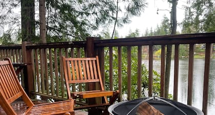 Cozy lakeside cabin! Rustic retreat w/ private dock- Pet Friendly!