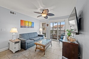 Living area - Very Nice! Pelicans Watch 218 3 bedroom Condo, a short walk to Beach (Myrtle Beach)