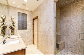 Combined shower/tub, hair dryer, towels, soap - Beautiful Home for a traveling professional or a simple getaway! (Robstown)