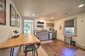 Fridge, microwave, stovetop, dishwasher