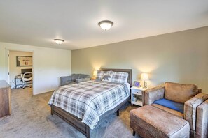 2 bedrooms, desk, iron/ironing board, travel cot