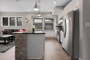 Frigorífico, microondas, horno y placa de cocina