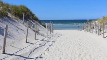 Na praia, espreguiçadeiras