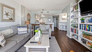 Ein Wohnzimmer mit einer Couch, einem Couchtisch und einem Bücherregal.