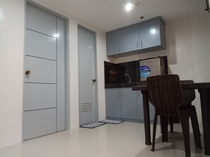 Basic Double Room | In-room dining - Star DeMakati Transient Inn (Makati)