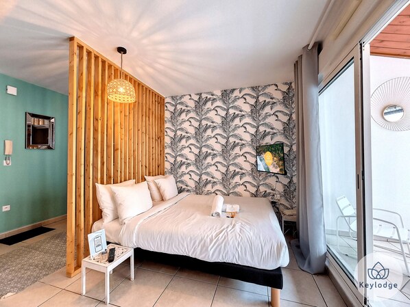 Tabla de planchar con plancha, wifi gratis y ropa de cama 