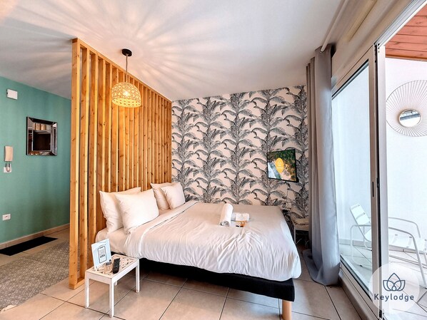 Iron/ironing board, free WiFi, bed sheets