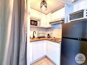 Refrigerador, microondas, horno y parrilla de estufa 