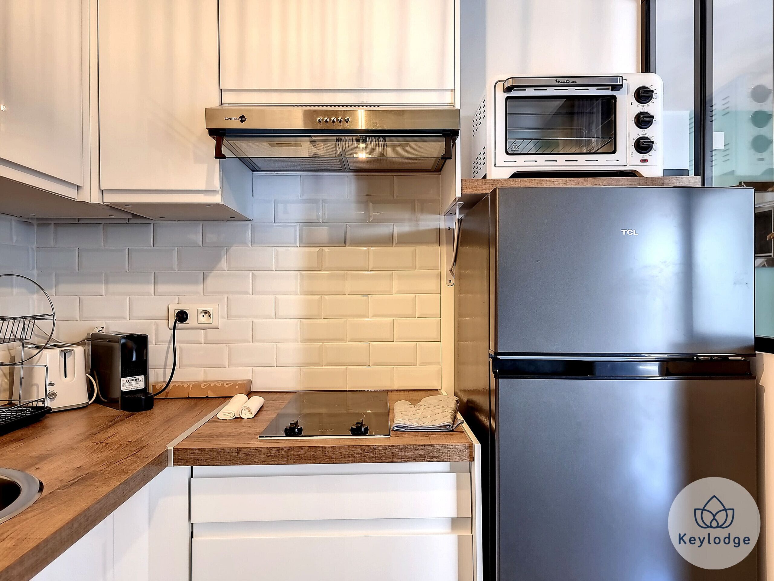 Jääkaappi, mikroaaltouuni, uuni, liesi