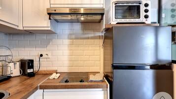 Jääkaappi, mikroaaltouuni, uuni, liesi