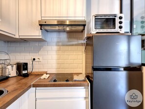 Réfrigérateur, micro-ondes, four, plaque de cuisson