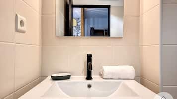 Dusche, Haartrockner, HandtĂŒcher, Seife