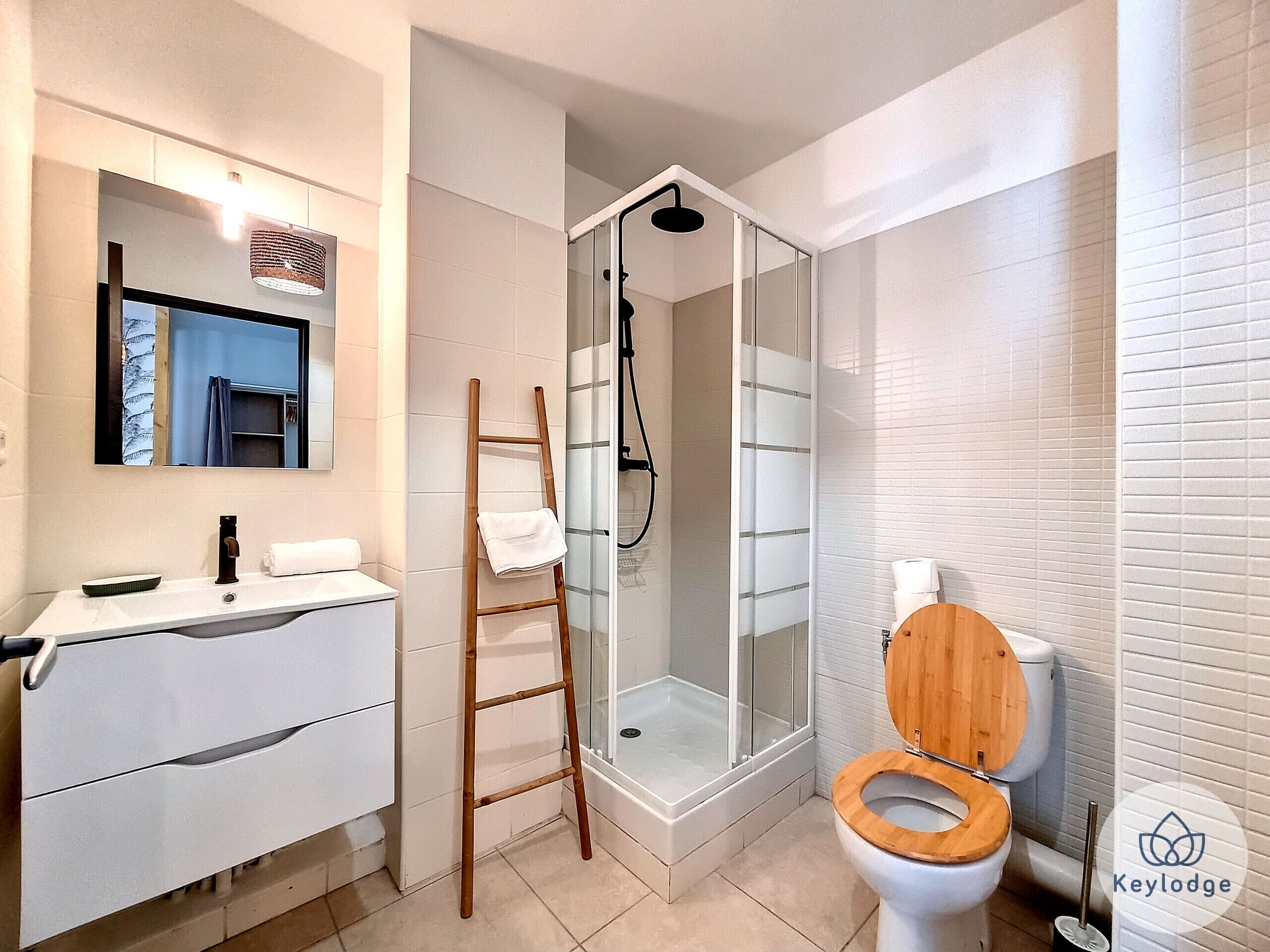 Suihku, hiustenkuivaaja, pyyhkeet, saippua