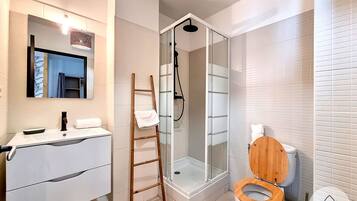 Suihku, hiustenkuivaaja, pyyhkeet, saippua