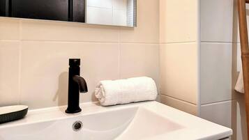 Dusj, hårføner, håndklær og såpe