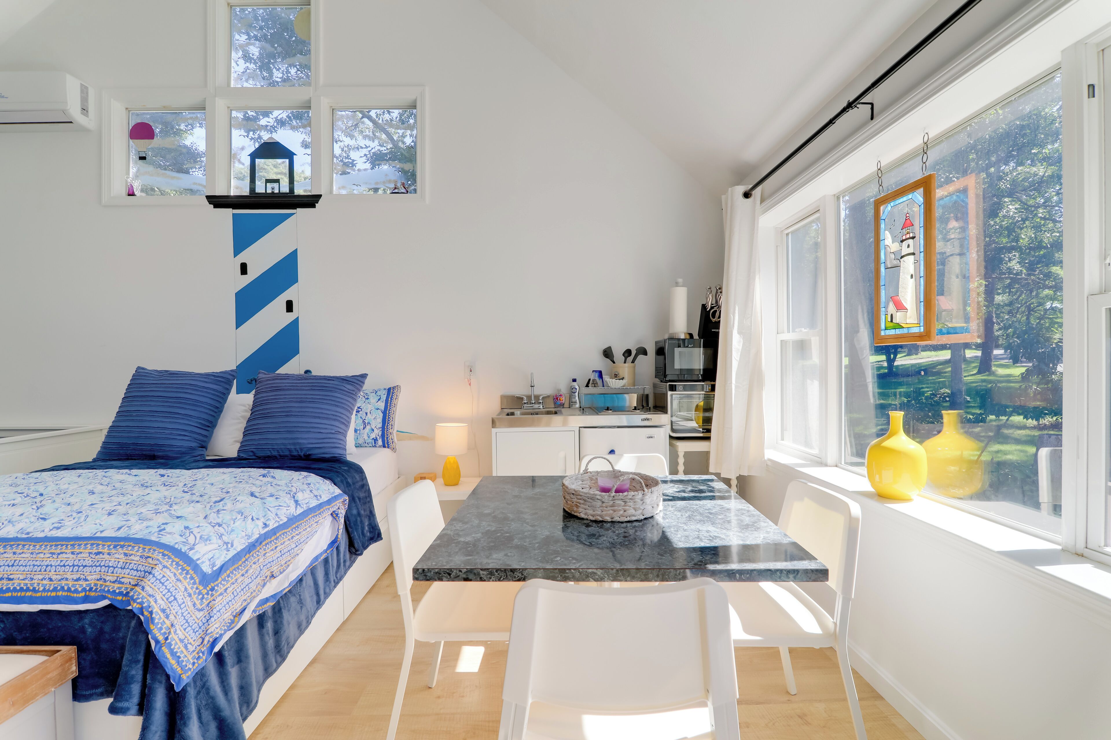 1 bedroom, desk, internet, bed sheets