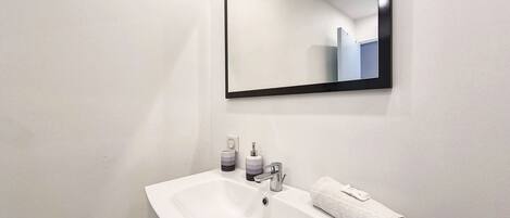 Dusche, Haartrockner, Handtücher, Seife