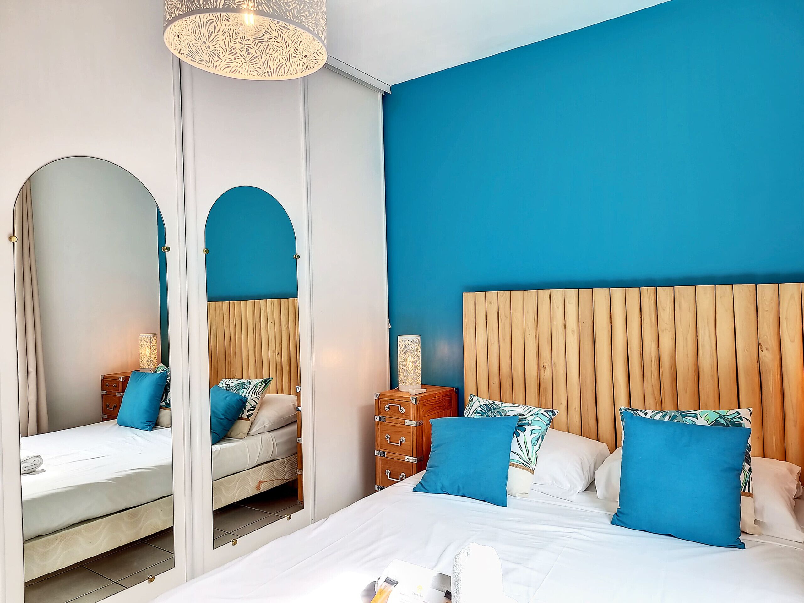 Tabla de planchar con plancha, wifi gratis y ropa de cama 