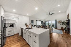 冰箱、微波炉、烤箱、炉灶