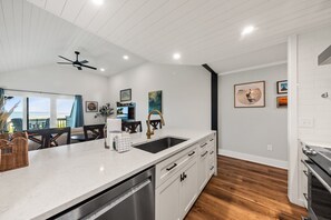 冰箱、微波炉、烤箱、炉灶