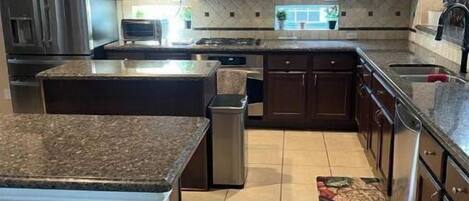 Geladeira, micro-ondas, fogão, cooktop