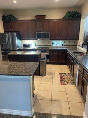 Fridge, microwave, oven, stovetop - Perfect Getaway at Cinco Ranch (Katy)