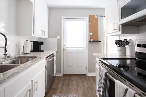 Fridge, microwave, oven, stovetop - Magical Carpet Cottage (Amarillo)