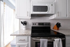 Fridge, microwave, oven, stovetop - Magical Carpet Cottage (Amarillo)