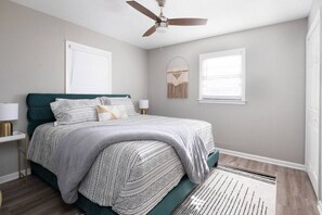 3 bedrooms, desk, iron/ironing board, free WiFi - Magical Carpet Cottage (Amarillo)