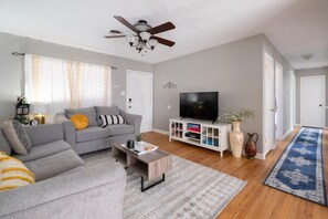 TV - Magical Carpet Cottage (Amarillo)