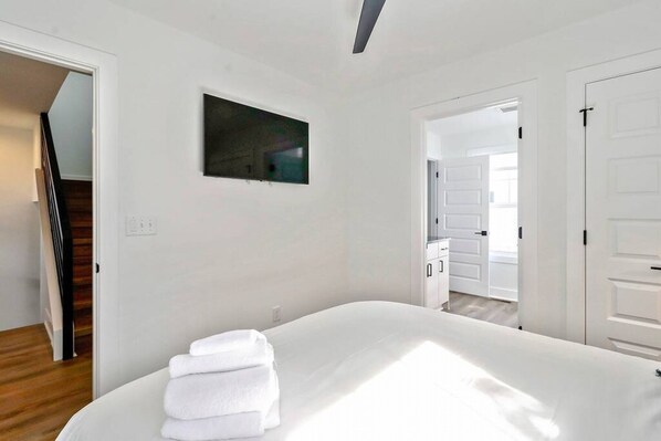 3 bedrooms, desk, iron/ironing board, travel crib