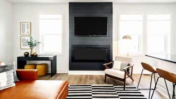 Smart TV, fireplace