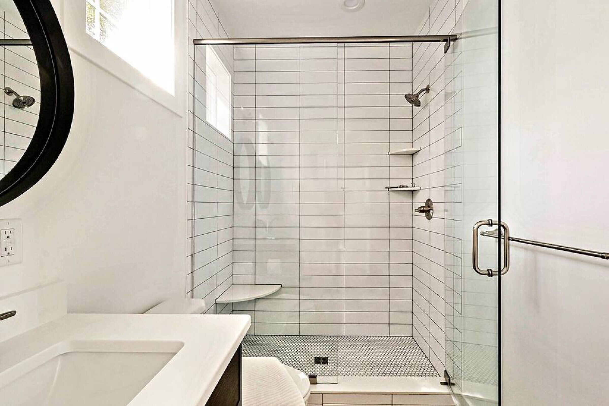 Combined shower/tub, hair dryer, towels
