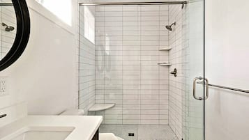 Combined shower/tub, hair dryer, towels