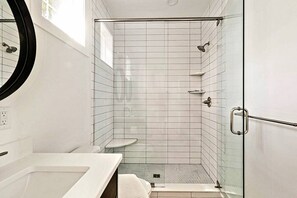 Ensemble baignoire-douche, séchoir à cheveux, serviettes fournies