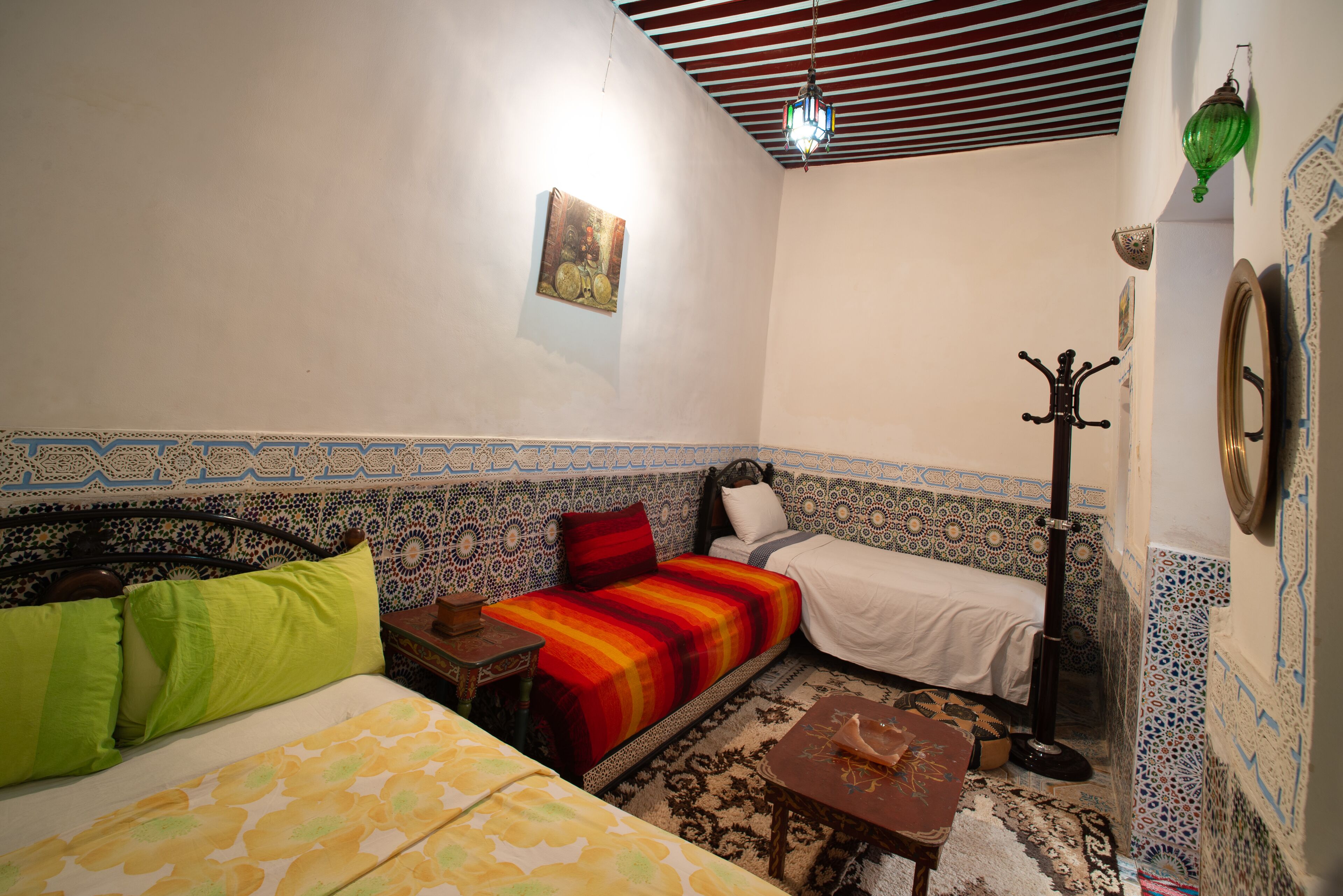 Habitación familiar, varias camas | Escritorio, cortinas blackout y wifi gratis 