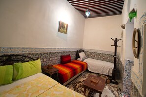 Habitación familiar, varias camas | Escritorio, cortinas blackout y wifi gratis 