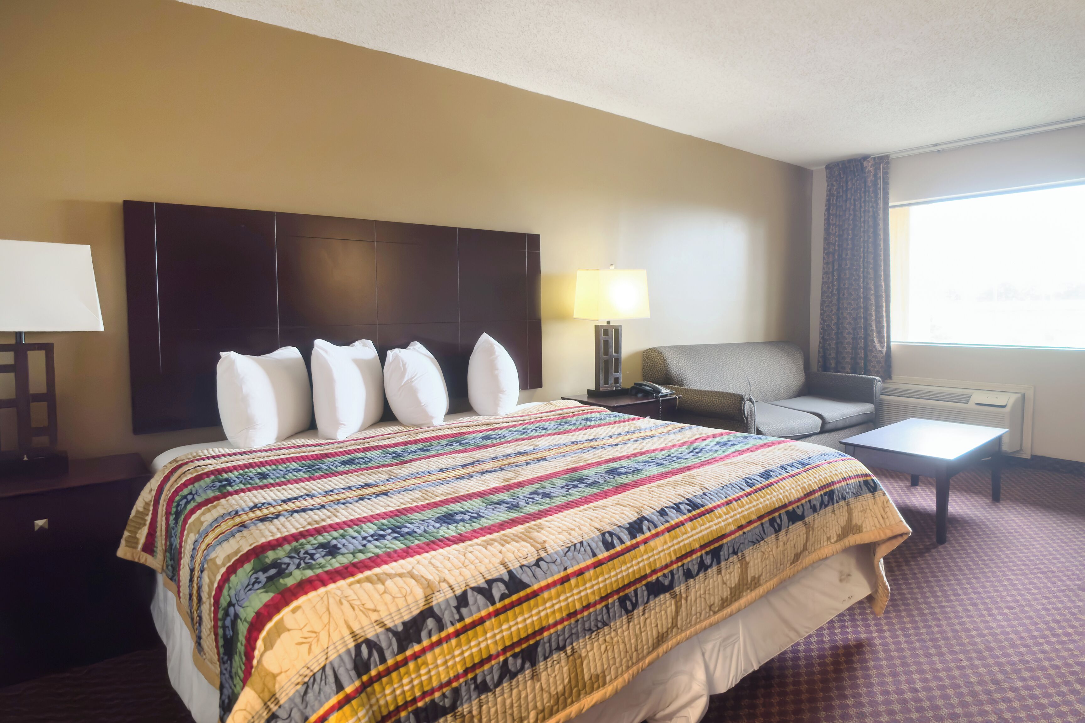 华丽客房, 1 张特大床, 吸烟房 | 办公桌、熨斗/熨衣板、免费 WiFi、床单