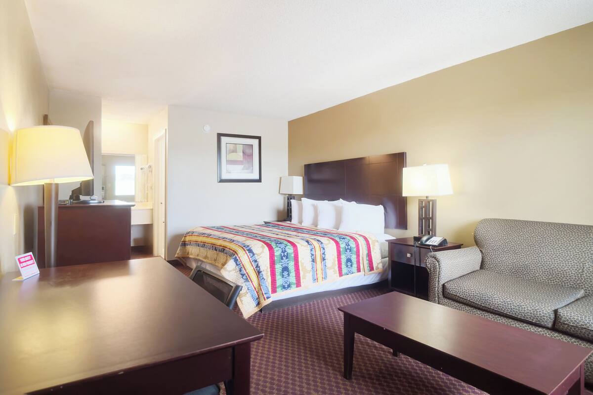 Chambre Deluxe, 1 très grand lit, fumeur | Bureau, fer et planche à repasser, accès au Wi-Fi (inclus)