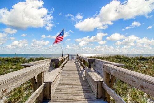 Fully Renovated! - Steps from the Beach 2 bedroom/2 bath Oceanview Condo