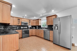 Refrigerador, microondas, horno y parrilla de estufa