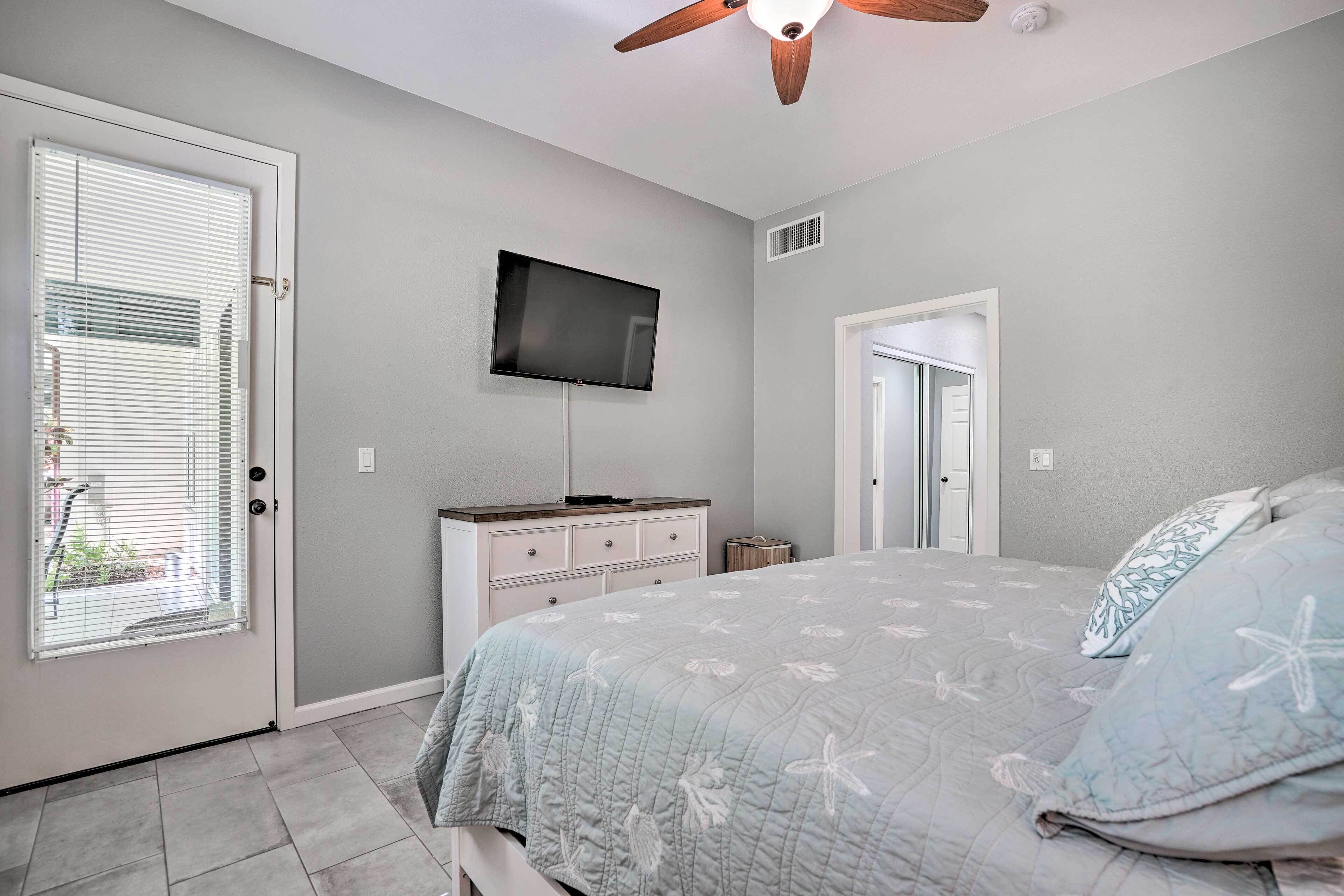 2 bedrooms, desk, iron/ironing board, free internet