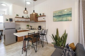 Single / Montserrat | Private kitchen | Full-sized fridge, microwave, stovetop, coffee/tea maker - Loreto host (Loreto)