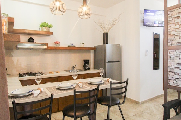 Single / Catalana | Private kitchen | Full-sized fridge, microwave, stovetop, coffee/tea maker