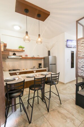 Single / Catalana | Private kitchen | Full-sized fridge, microwave, stovetop, coffee/tea maker - Loreto host (Loreto)